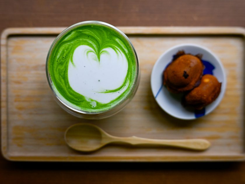 Matcha Latte mit Latte-Art im Glas