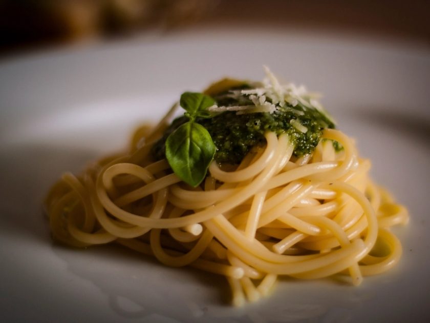 Spaghetti mit grüner Sauce, Basilikum und gehobeltem Parmesan